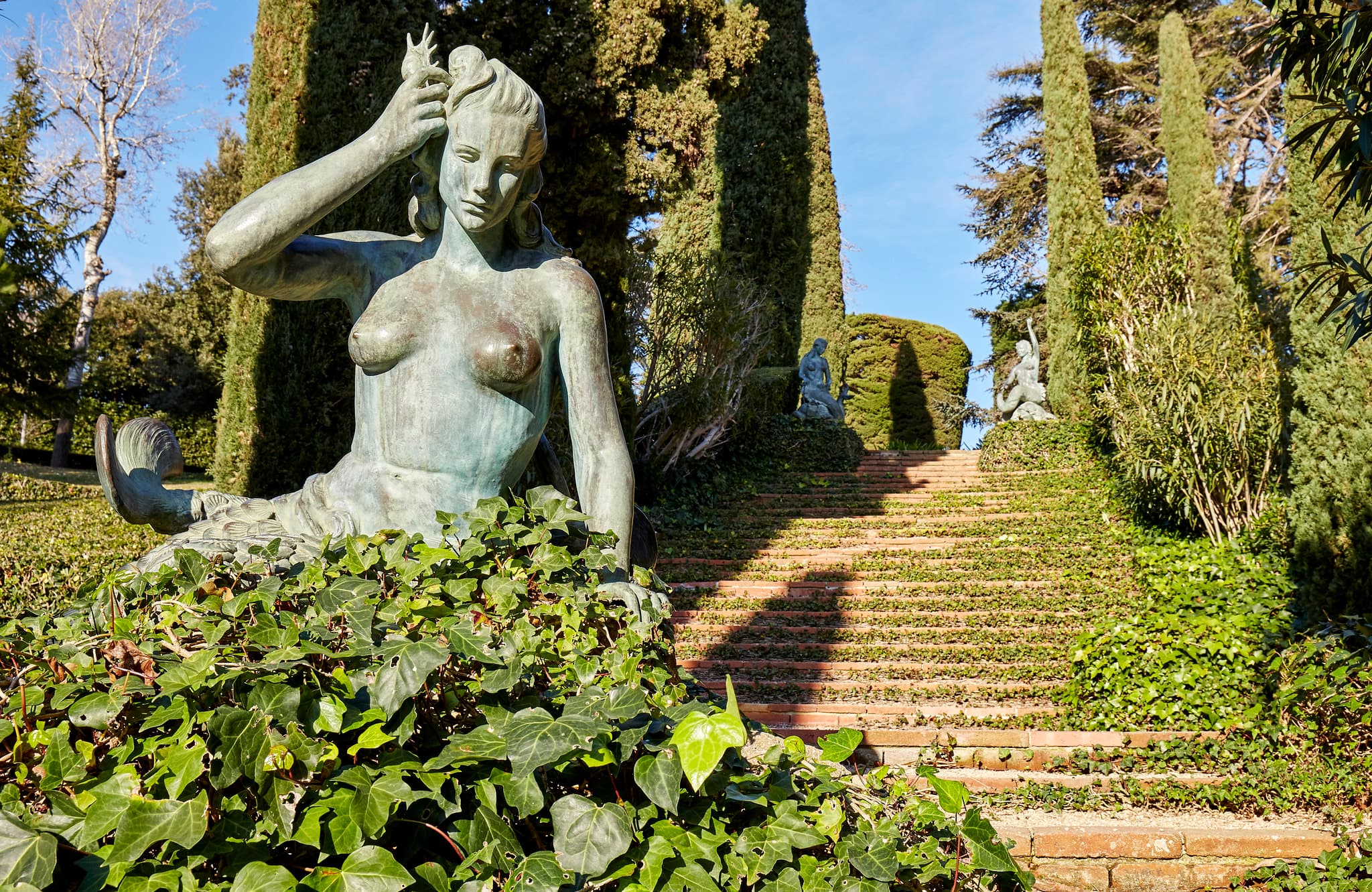 Imatge de les escultures de les Sirenes del Jardins de Santa Clotilde a Lloret de Mar